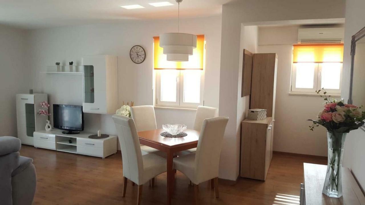 Cozy Apartment With Sea View Kaštela Kültér fotó